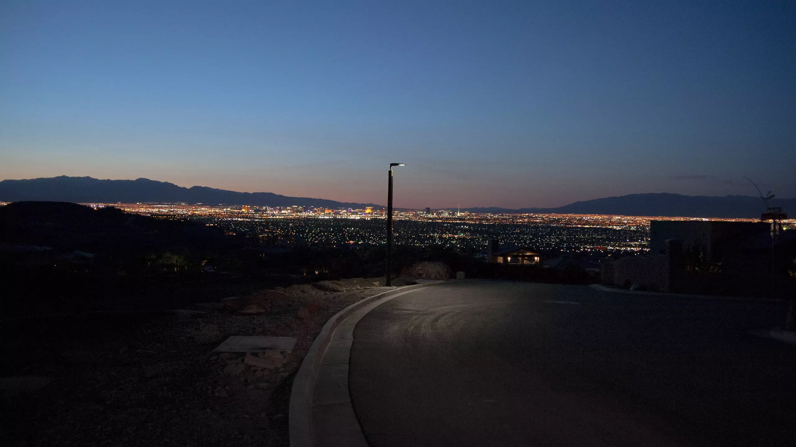 soluxio-solar-pathway-lighting-during-night-view-smart-city-las-vegas Soluxio solar pathway lighting during night with view on smart city Las Vegas