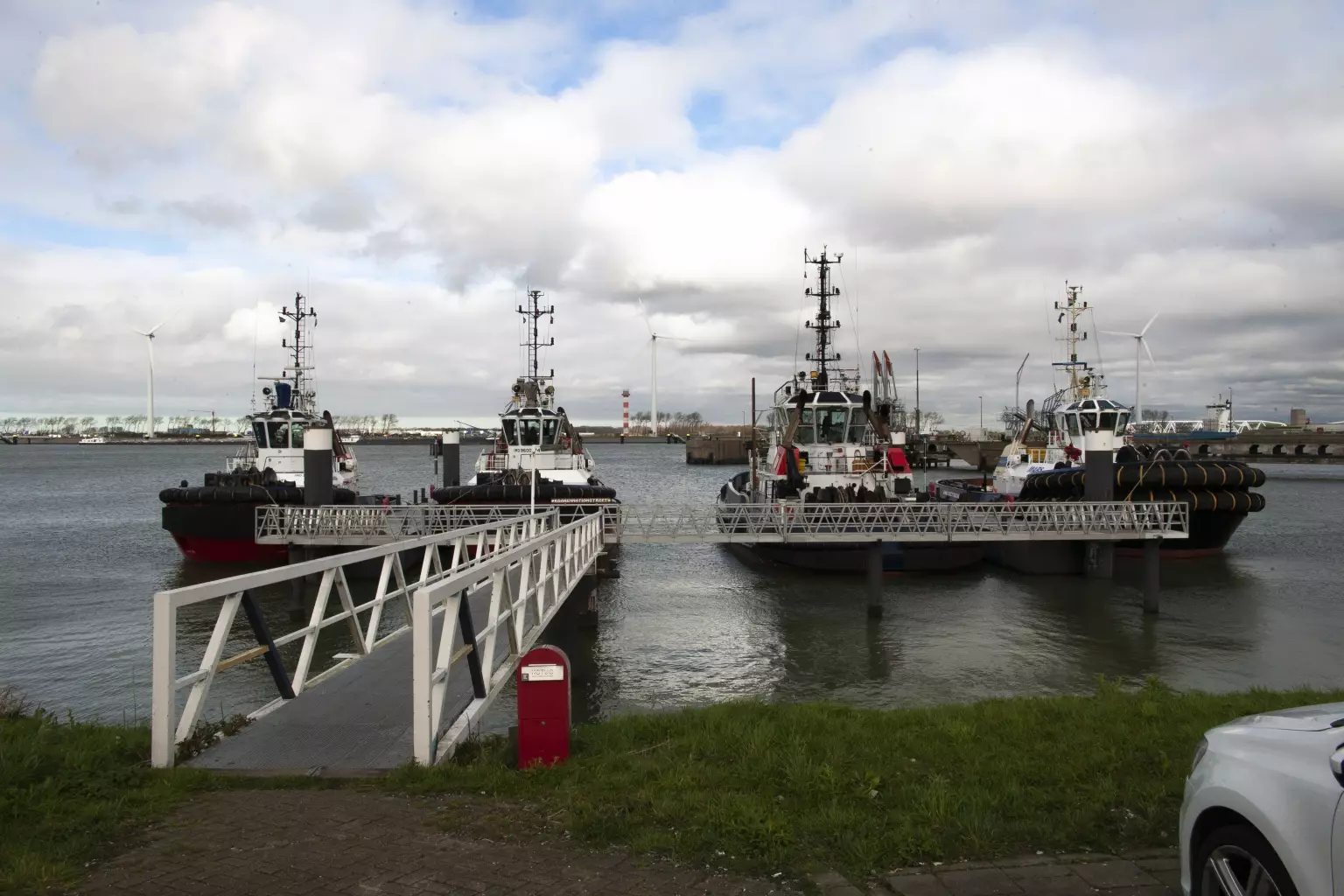 Solar industrial lighting at floating ponton
