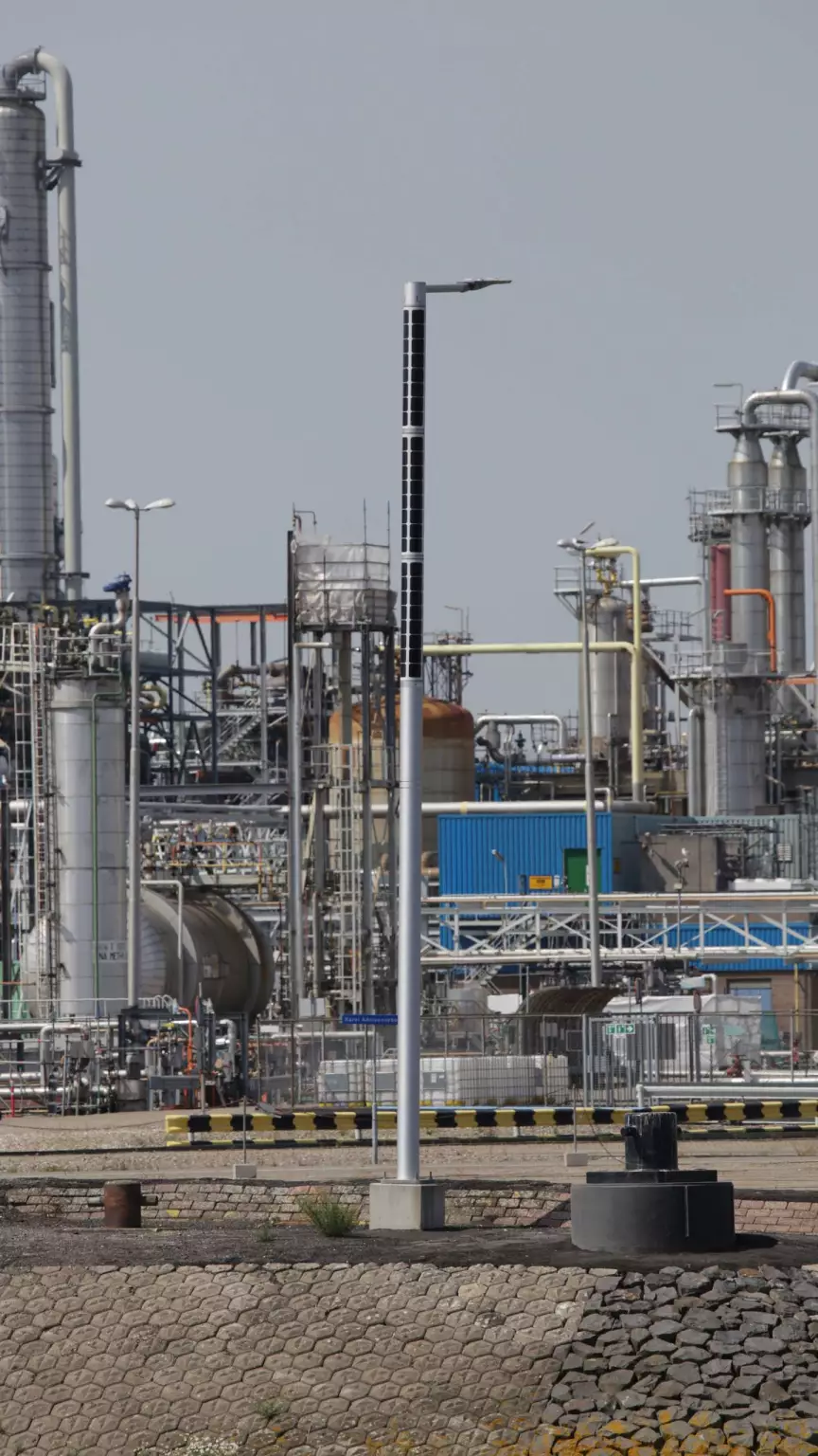 Soluxio solar light post at refinery