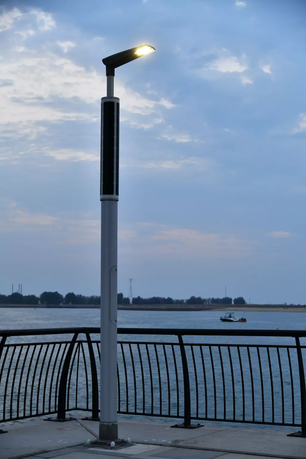 Soluxio solar light pole at boulevard Soluxio solar light pole at boulevard