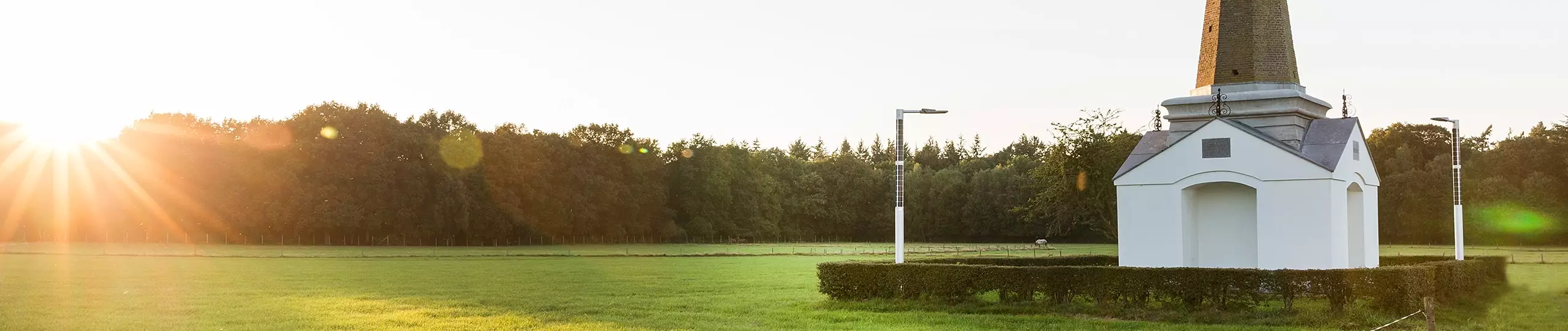 FlexSol Soluxio publieke verlichting solar lichtmast - lantaarnpaal op zonne-energie tijdens zonsondergang nabij monument
