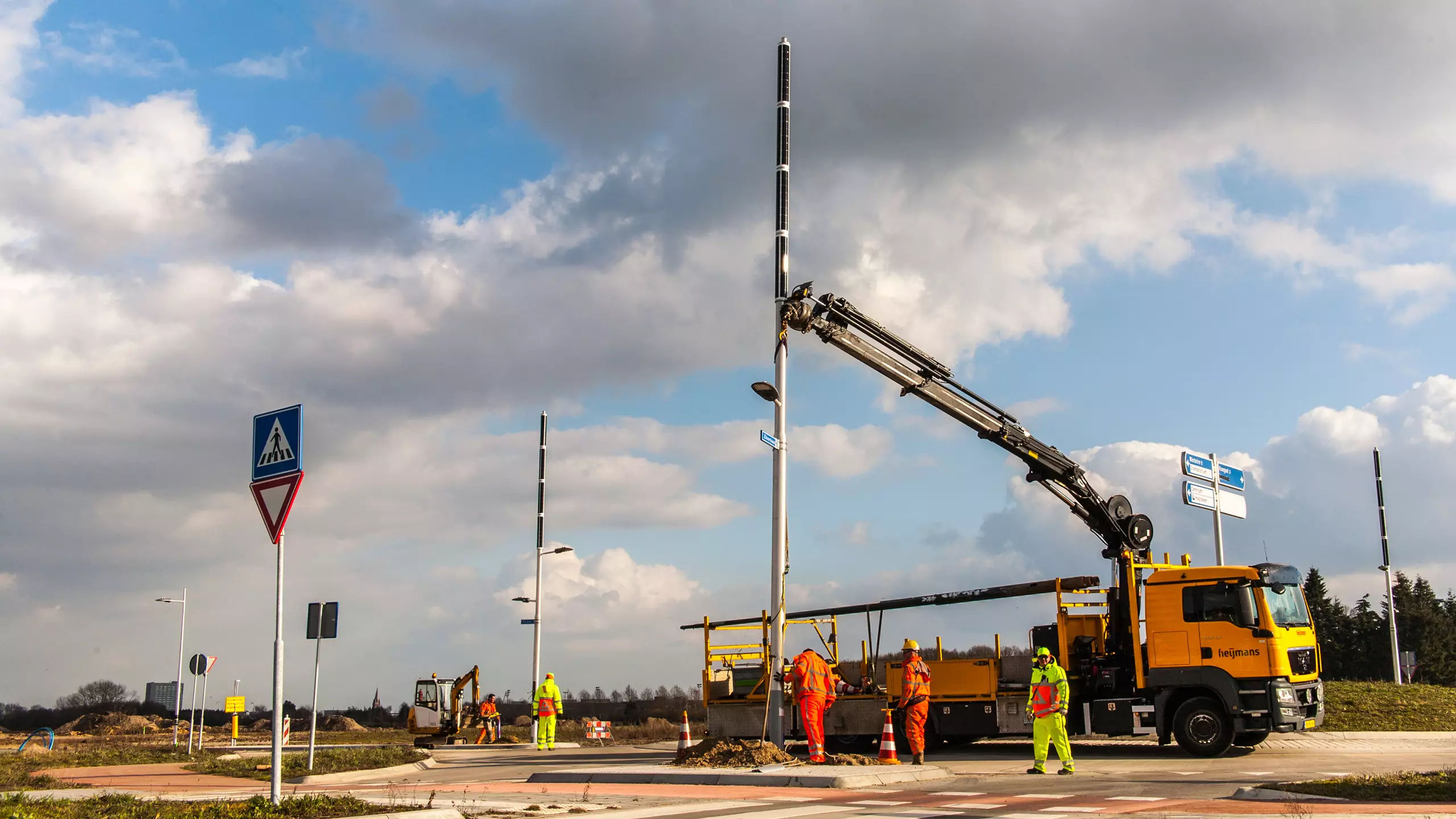 Installation Soluxio hybrid solar light at roundabout in Holland
