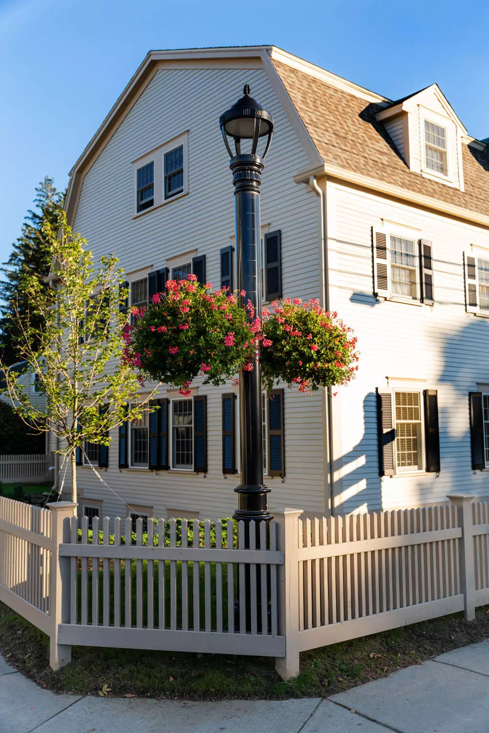 Solar street light with a classic look, fully autonomous