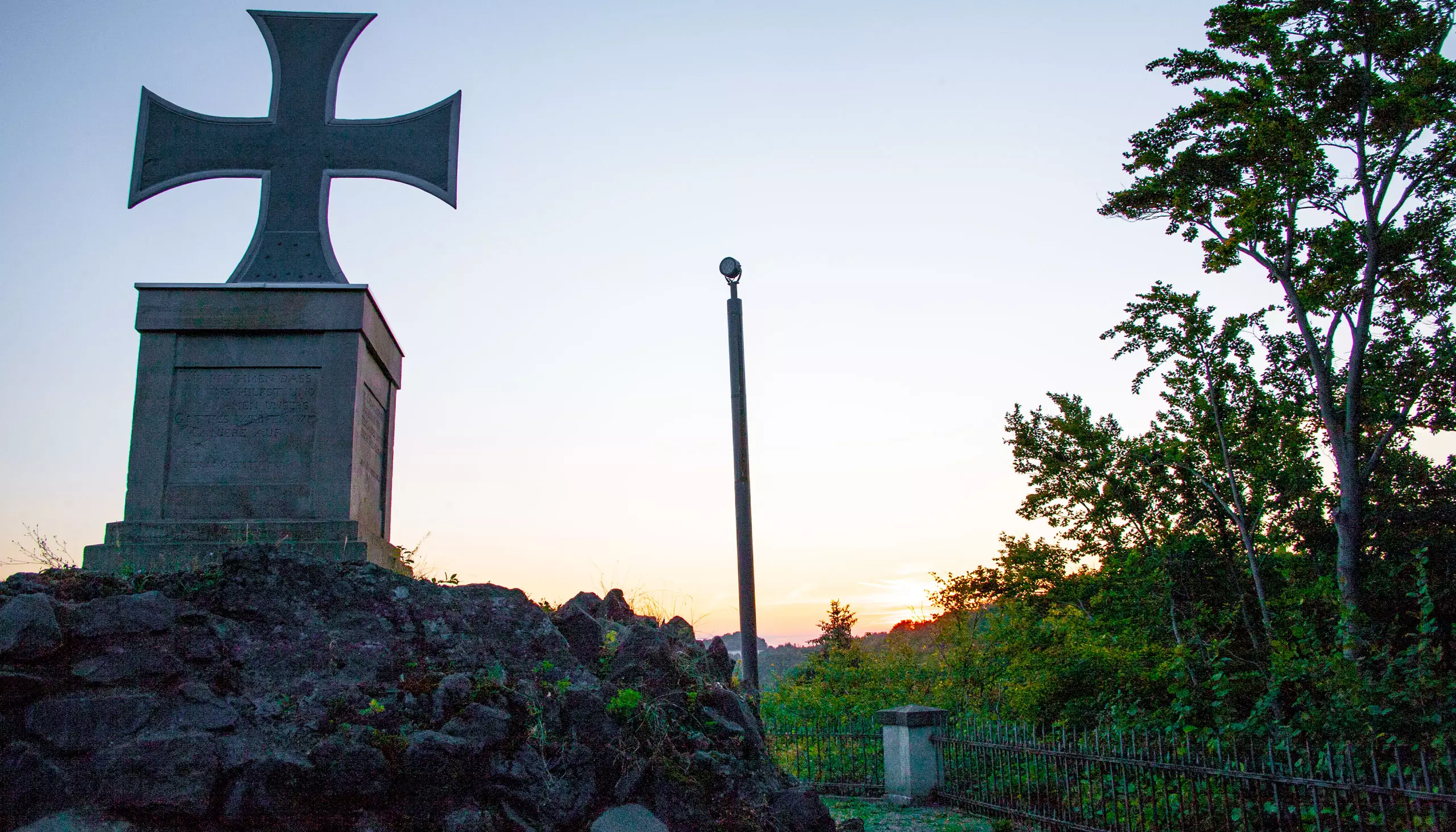 Monumentverlichting op zonne-energie op een berg in Duitsland