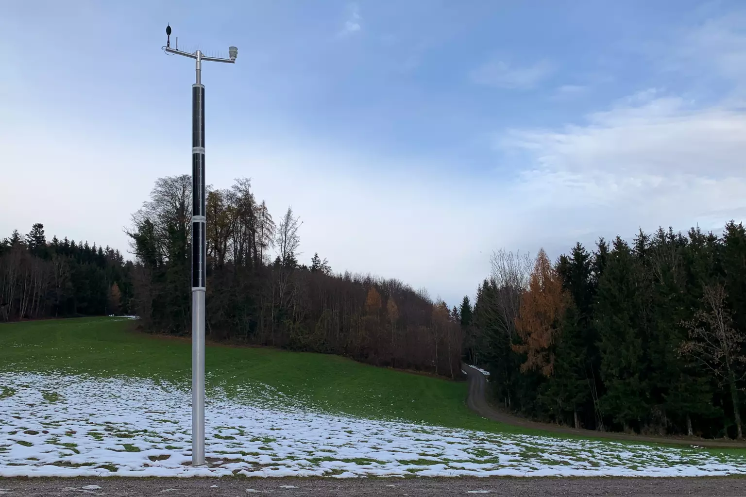 Soluxio smart pole for monitoring air traffic Soluxio smart pole for monitoring air traffic