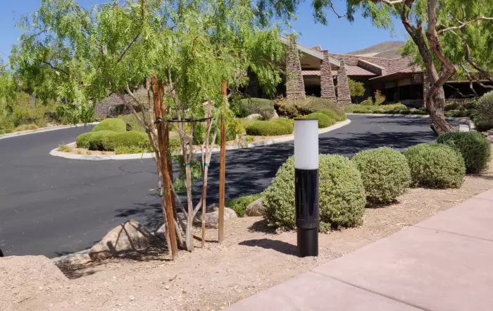 NxT Solar Außenlampen auf dem Parkplatz.