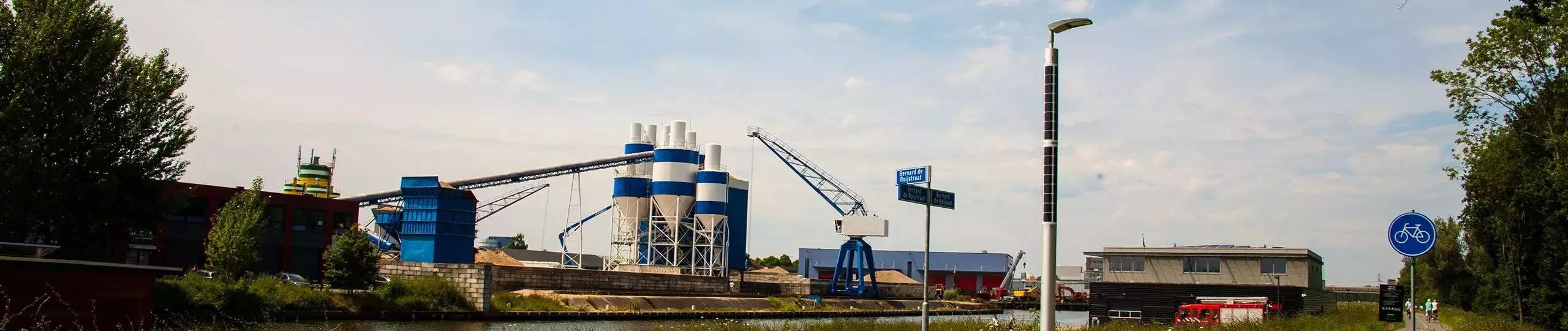 FlexSol Soluxio solar street light public lighting pole near river Solar light pole at embankment