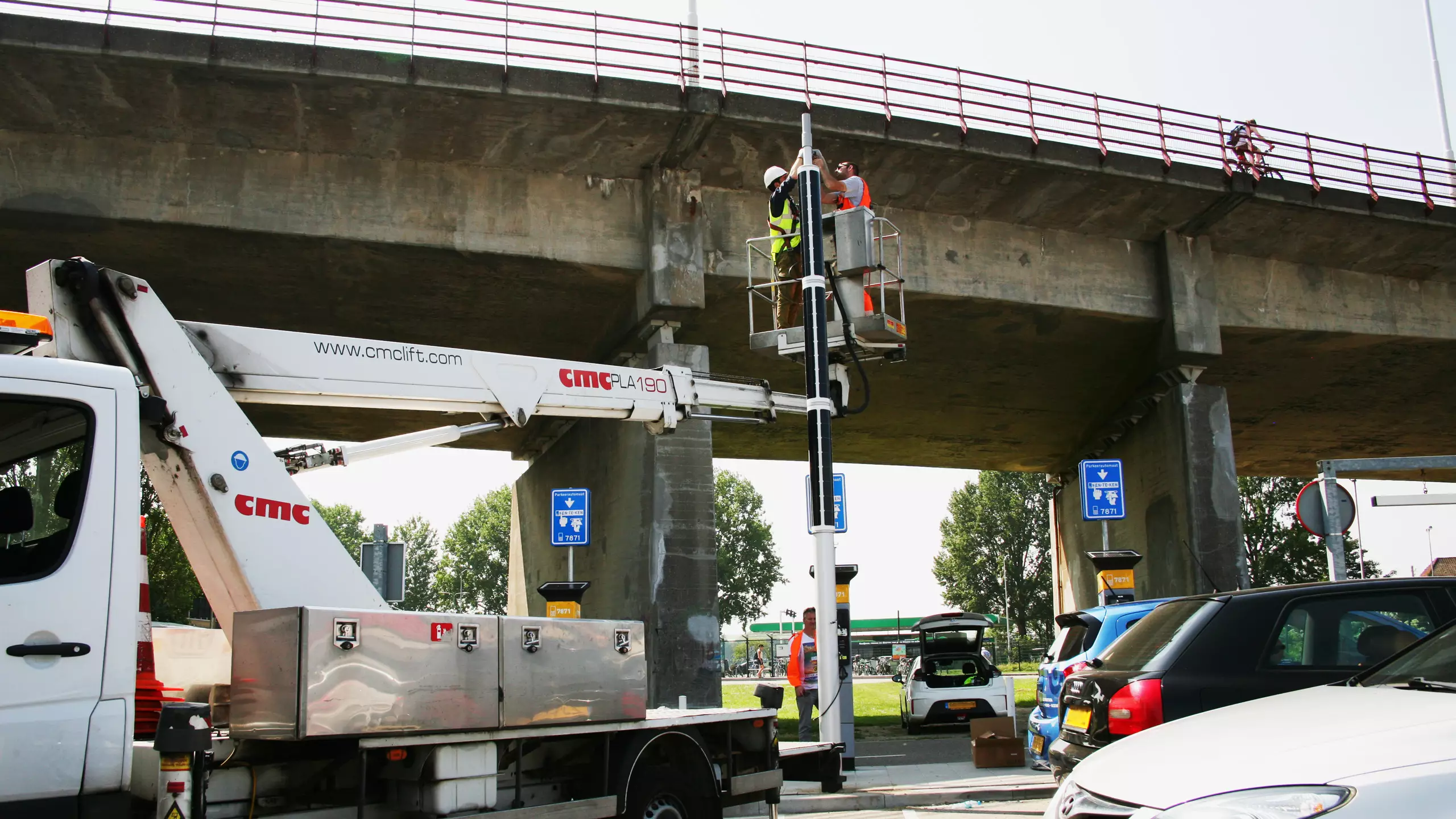 Plug-and-play Soluxio solar parking lot lights.
