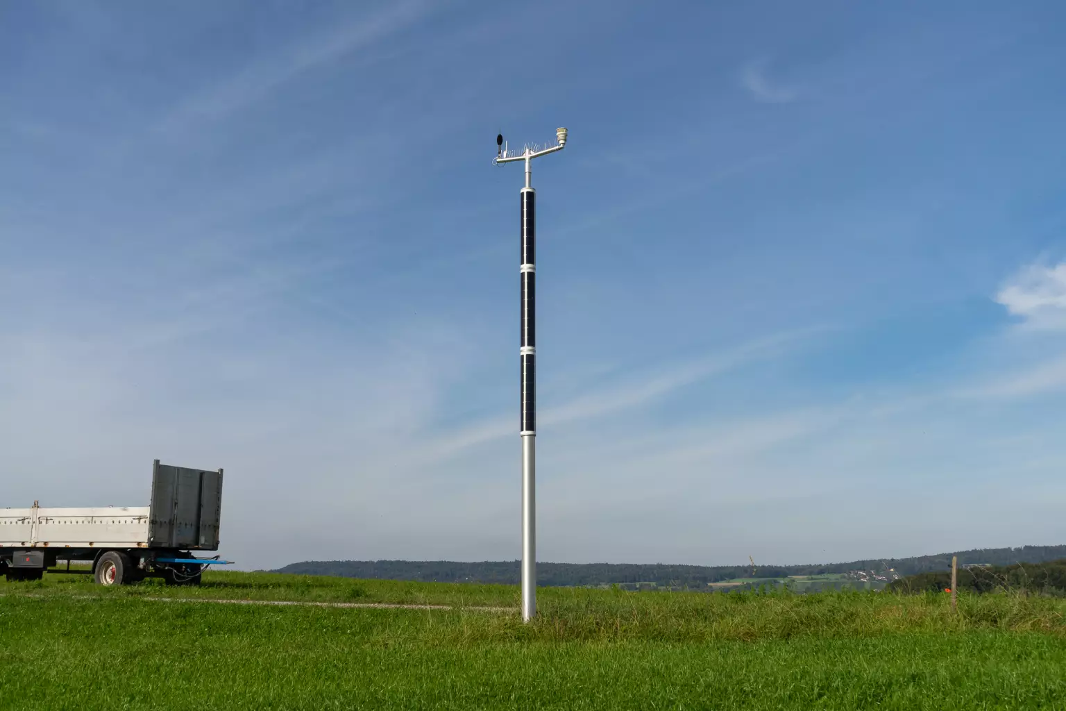Smart solar column for monitoring Smart solar column for monitoring