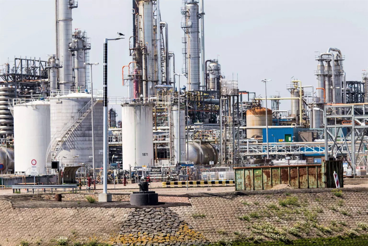 Solar street light Soluxio near industrial area