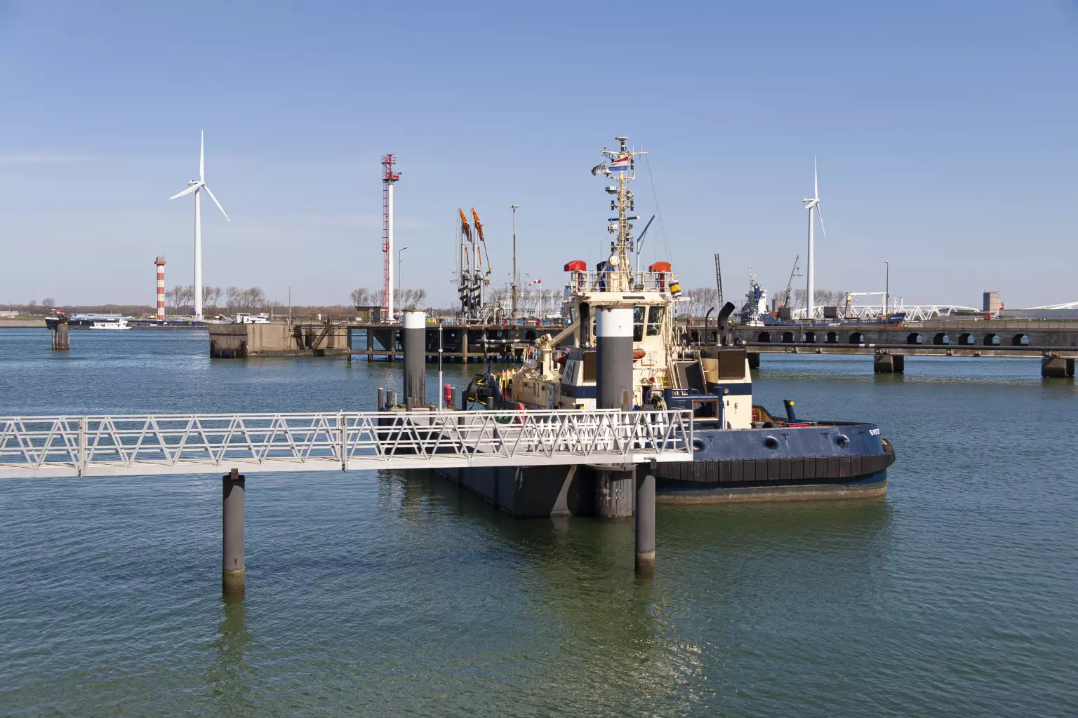 Soluxio solar light at dock with boat