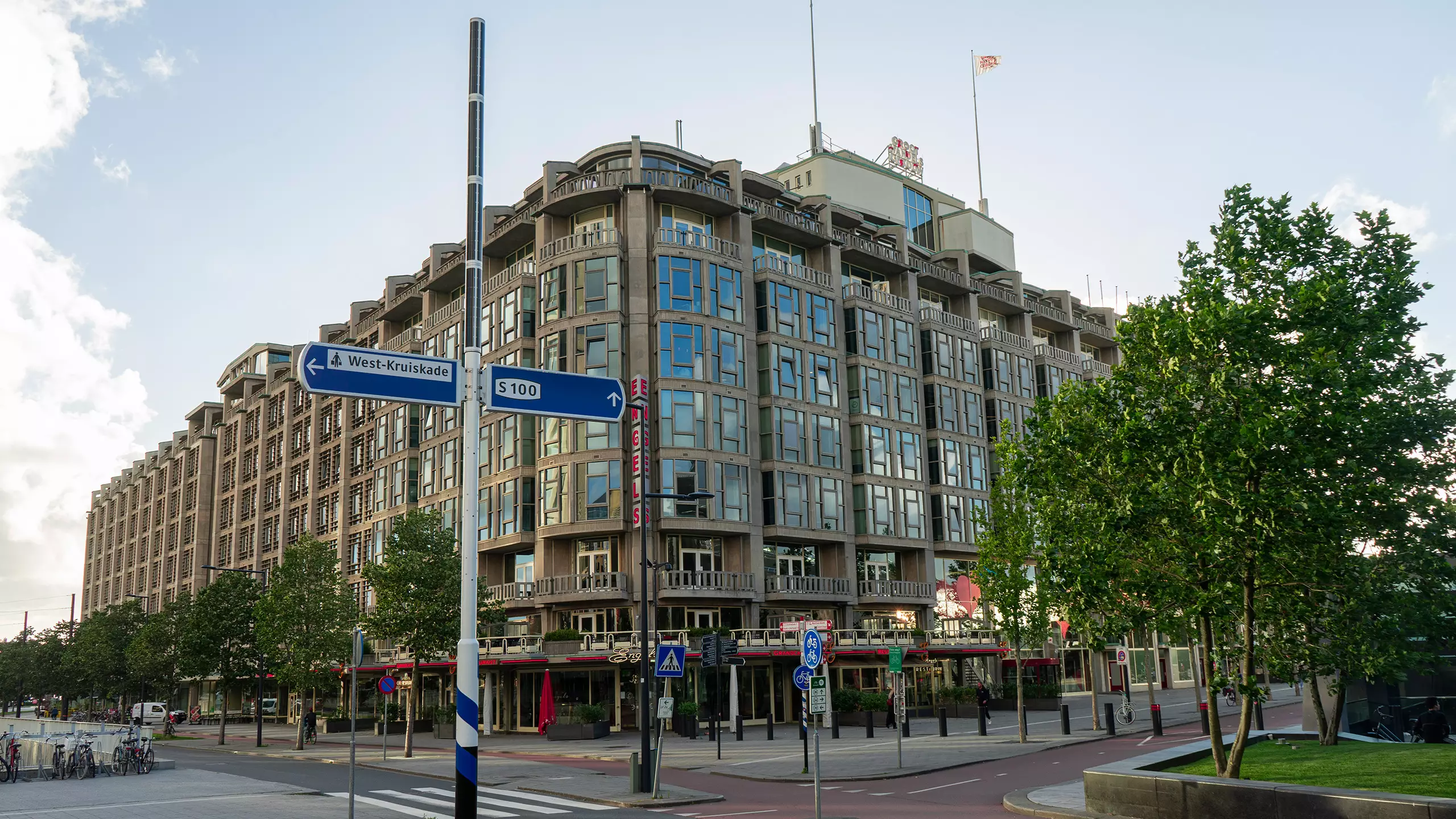 Soluxio solar illuminated road sign Rotterdam City Center